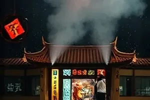 《旧钟表铺》齿轮堆叠特写